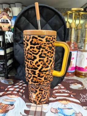 Meoky Brown Leopard Print 40 oz Insulated Tumbler - NWOT 🤎🖤